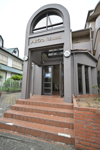 アルトーロ中町のエントランス|毎日通るエントランスはこのようになっています