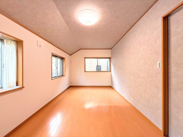 戸塚区下倉田町　中古戸建ての洋室|◆二面採光で、陽差しを長時間受ける事が出来る暖かい室内です。もちろん複層ガラスなので、遮音性にも優れ、結露も発生しにくい構造。サッシ周りのカビが発生しにくくなります。
