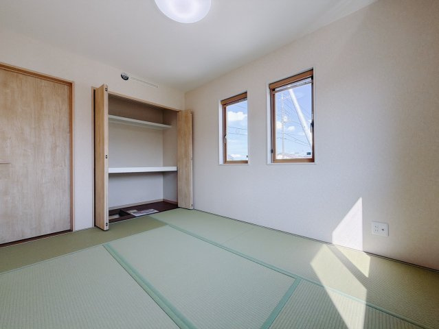 【中古戸建】太田市飯塚町の和室|■和室｜「続き間の和室」は子育て世代にこそ適しています。お子様のお昼寝スペースや、洗濯物をたたむのに便利です。客間やリビングの延長としても使えます。