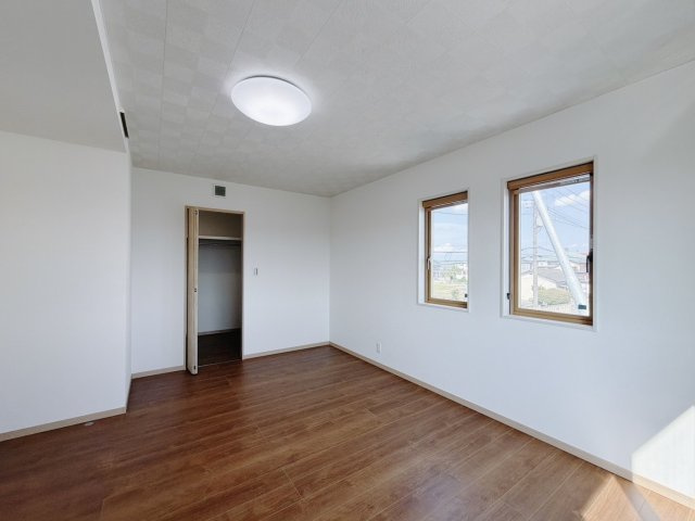 【中古戸建】太田市飯塚町の洋室|■洋室｜「今日も一日お疲れ様」とご夫婦でゆったりくつろげる寝室。毎日の家事やお仕事に疲れた日はフカフカのベットで癒されてください。テレビや本棚をおいても快適な広さなのが自慢のお部屋です♪