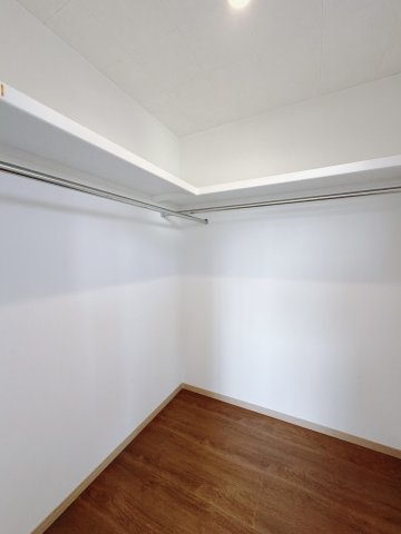 【中古戸建】太田市飯塚町の収納|■WIC｜主寝室には夢のウォークインがございます♪お洋服やバッグだけでなく、増えていくお洋服やご家族での思い出の品もしっかりと収納します( ＾＾ )