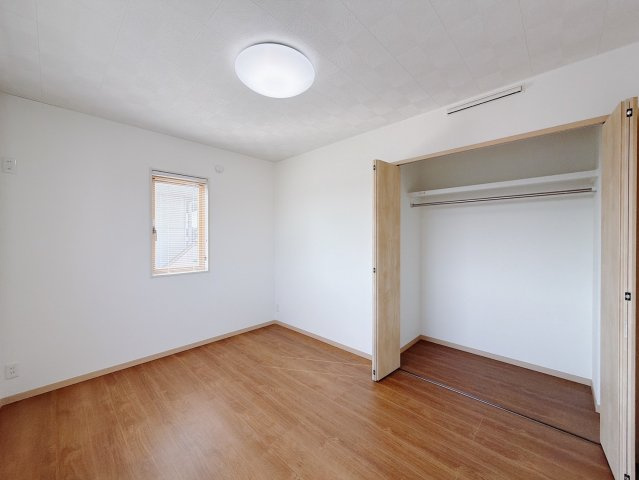 【中古戸建】太田市飯塚町の洋室|■洋室｜2階各居室には収納をご用意しています♪常にお部屋を綺麗に保てます！小さなお子様も自然とお片付けができるようになるのでうれしいですよね！
