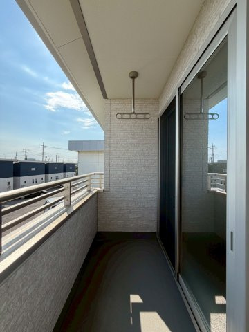 【中古戸建】太田市飯塚町のバルコニー|■バルコニー｜バルコニーから入る日差しは暖かく、爽快な朝の目覚めを促してくれます♪洗濯物やお布団を干して太陽の香りを吸い込んだお布団で夜はおやすみください。