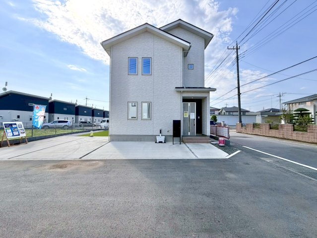 【中古戸建】太田市飯塚町の外観|■外観｜角地に位置しているため開放感があり、日当たりや風通しも良好で、快適な生活環境が整っています♪