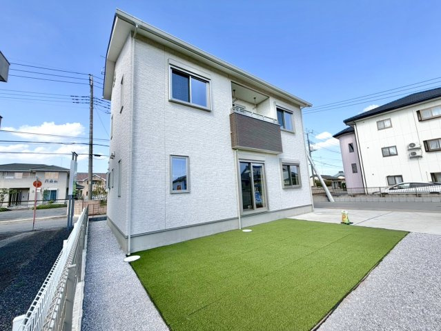 【中古戸建】太田市飯塚町の外観|■外観｜庭付き一戸建てならお子様やペットが走り回っても大丈夫！伸び伸びと遊び、過ごすことができます♪