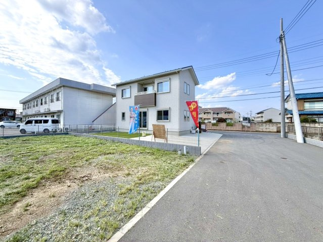 【中古戸建】太田市飯塚町の外観|■外観｜周囲の見渡しが良く、車の出入りの際も安全確認がしやすいため、小さなお子様がいるご家庭でも安心です♪