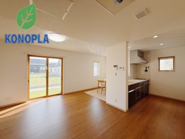 【中古戸建】太田市飯塚町の居間・リビング|■リビング｜時の流れと共に陽射しは装いを変え空間に新たな彩りを与えます。一日中家に居ても飽きることなく過ごすことができる素敵な空間です♪