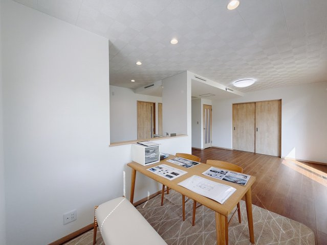 【中古戸建】太田市飯塚町の居間・リビング|■キッチン｜お料理をしながら会話も弾むカウンターキッチン。出来上がったお料理をカウンター越しからお子様に運んでもらったりと、お手伝いも楽しくしてもらえることができます♪