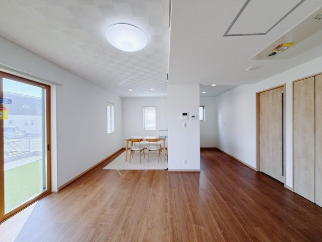 【中古戸建】太田市飯塚町の居間・リビング|■リビング｜落ち着きのある表情を見せるリビングダイニング。太陽の光がたっぷり差し込むリビングは、自然とご家族が集まる居心地の良い空間です。