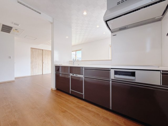 【中古戸建】太田市飯塚町のキッチン|■キッチン｜家事が助かる食器洗浄乾燥機付き♪ワークトップ下には、圧力鍋やパスタ鍋などのかさばる調理器具もラクラク収納可能なスライド収納！ものが溢れがちなキッチン回りもスッキリきれいに管理ができます♪