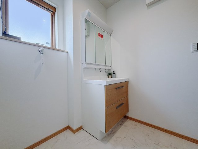 【中古戸建】太田市飯塚町の独立洗面台|■洗面室｜洗濯機を置いてもゆとりある広さの洗面脱衣室です♪三面鏡の洗面化粧台なので身支度もしやすくおしゃれが好きな方にも嬉しい設計です♪窓があるので換気の際も楽ちんです♪