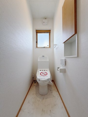 【中古戸建】太田市飯塚町のトイレ|■トイレ｜1階と2階にトイレがございます♪壁には小物を置けるスペースがあるのでトイレットペーパーのストックを置いておくのにも便利です♪写真などを飾ってもおしゃれですね♪