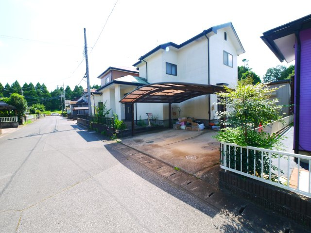 山武市埴谷　中古戸建の前面道路含む現地写真|平成12年6月築　４LDK カーポート2台 残地物撤去 草刈中 閑静な分譲地内