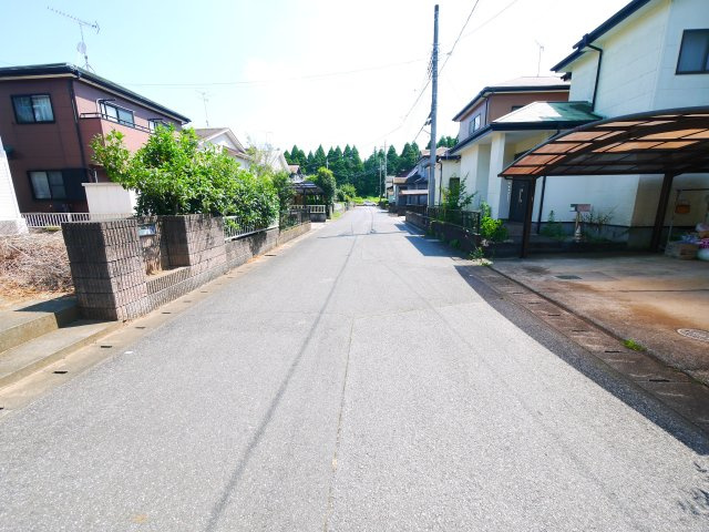 山武市埴谷　中古戸建の前面道路含む現地写真|平成12年6月築　４LDK カーポート2台 残地物撤去 草刈中 閑静な分譲地内