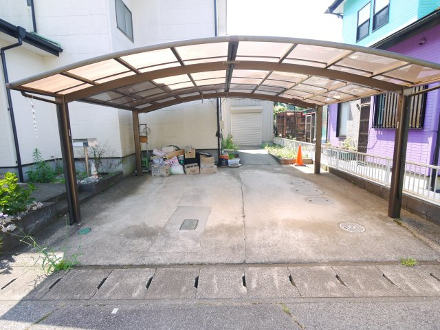 山武市埴谷　中古戸建の駐車場|平成12年6月築　４LDK カーポート2台 残地物撤去 草刈中 閑静な分譲地内