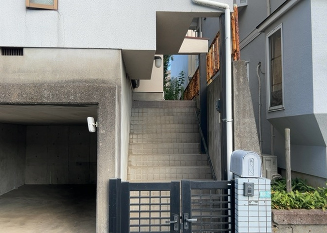 【玄関】 | 玄関は家の顔でもあり、家族以外の目にも止まる場所です。玄関は外との間を仕切る扉、靴などをしまっておく収納スペース、靴脱ぎのたたきスペース、来客とのやり取りをするドアホンなど複数のアイテムからなります。