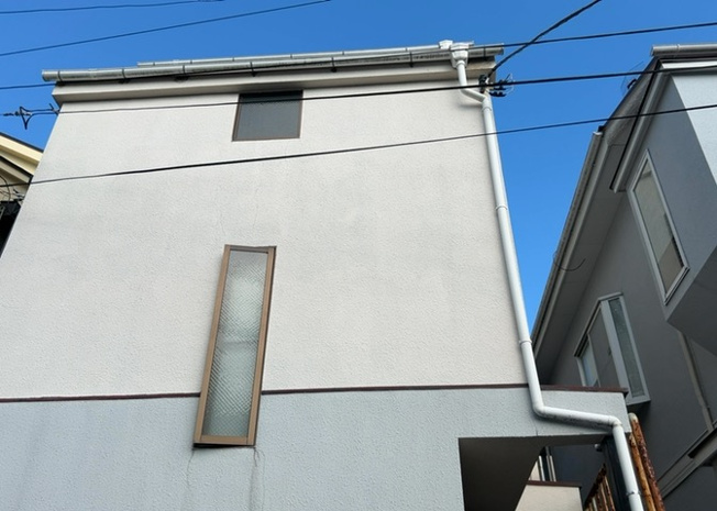 【バルコニー】 | バルコニーは、室外の専用スペースのうち、「屋根がなく開放された空間」であるものを指します。ベランダより広いタイプのものが多く、日当たりもよいため家庭菜園などを楽しみたい人にとって適した環境となります。