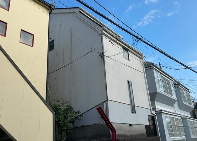 【構造・工法・仕様】 | 木造住宅とは土台、壁、柱など建築物の強度を支える構造体の材に木が使用されている構造を指します。構造体は建物の自重を支えるだけではなく風圧や水圧、積裁荷重などあらゆる衝撃に耐えるための基礎です。
