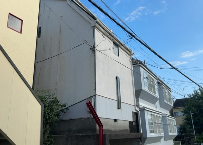【構造・工法・仕様】 | 建物の基礎工事の方法は、主流となっているベタ基礎（防湿基礎）と布基礎の２種類に分類され、床下の通気性や耐久性などに違いがあります。建物の基礎部分の構造や付帯設備など詳細については現地でご確認ください。