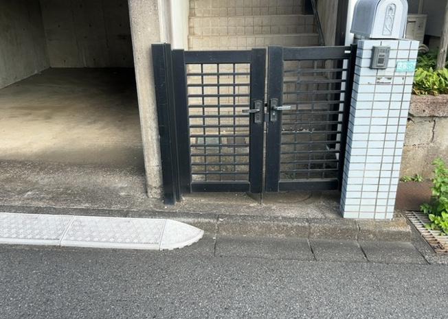 【設備】 | 敷地内に散水栓や立水栓があると便利です。水道水を直接利用できるため、水を運ぶ手間を省くことが出来ます。大量の水を必要とする洗車作業や清掃などに役立ちます。その他設備とあわせて、現地でご確認ください。