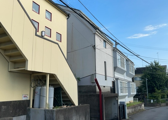 【外観】 | 隣家の土地はどうなっているのか、生活利便施設が近くにあるのか、学校まで近いかなど、お客様のライフスタイルにあわせたイメージが重要です。また、近くにあると困る施設が近くにないかも確認するといいでしょう。