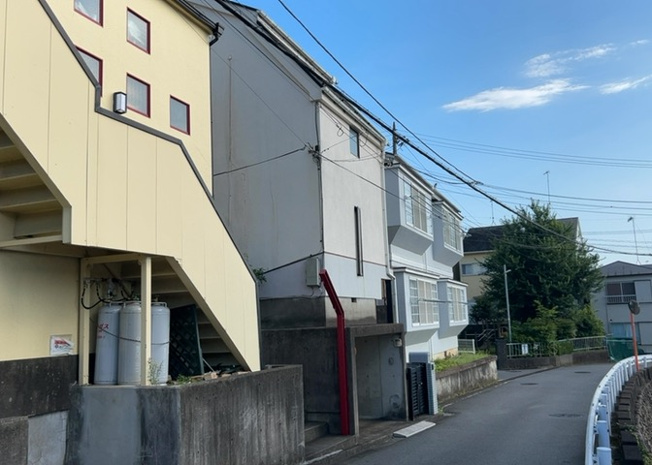 【前面道路含む現地写真】 | 東側道路の場合は居室を南向きに設計しやすいため、朝日が入りやすいというメリットがあります。一方、西側道路も東側同様に居室を南向きに設計しやすいのですが、住宅地だと朝日が入りにくいという弱点があります。