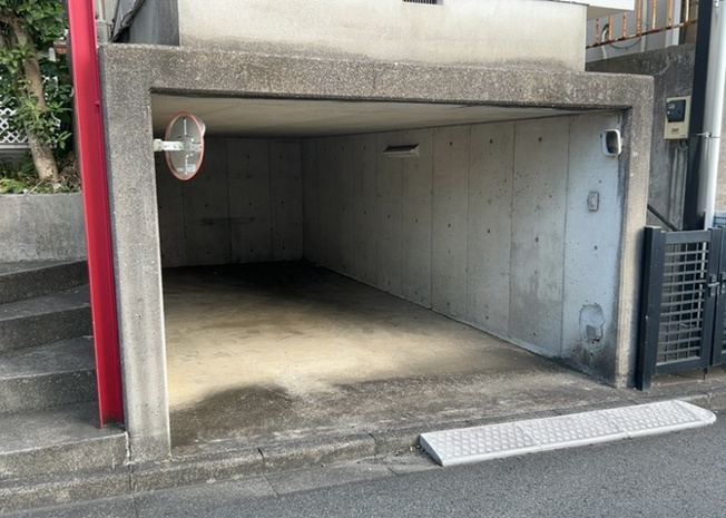 【駐車場】 | 車一台あたりに必要なスペースは、標準サイズの普通自動車で横幅2m50cm、長さ5mは必要になります。ただし、乗降のことも考慮して横幅3m30cm、長さ5m50cmほどは確保できるところを選びましょう。