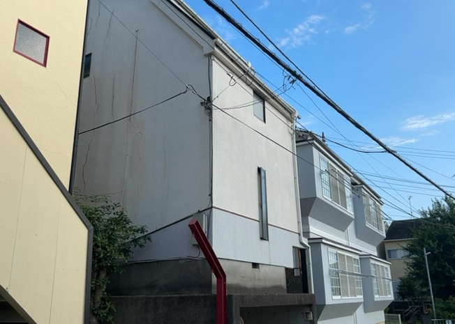【庭】 | 庭のある家に住むことのメリットとして、子どもたちの遊び場を確保できること、ガーデニングや家庭菜園を楽しめること、明るさを確保できることがあります。また、配置を工夫することでプライバシーが確保できます。