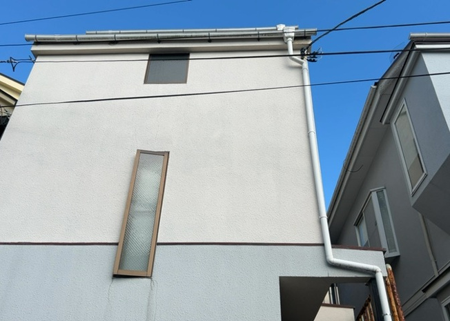 【バルコニー】 | バルコニーは、建物内から室外へ楽に出入りできる便利なスペースです。また、バルコニーには手すりを付けることが義務付けられており、手すりの高さは110cm以上で施工することが建築基準法で定められています。