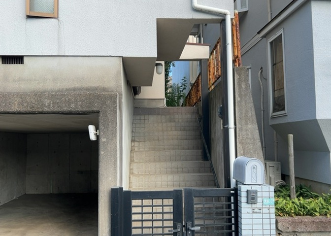 【玄関】 | 玄関は家の顔と言っても過言ではありません。現地を見学する際は玄関の広さや全体のバランスなどを見てみるといいでしょう。一般的なアプローチのしやすさだけではなく、お年寄りにも優しい設計のものだと安心です。
