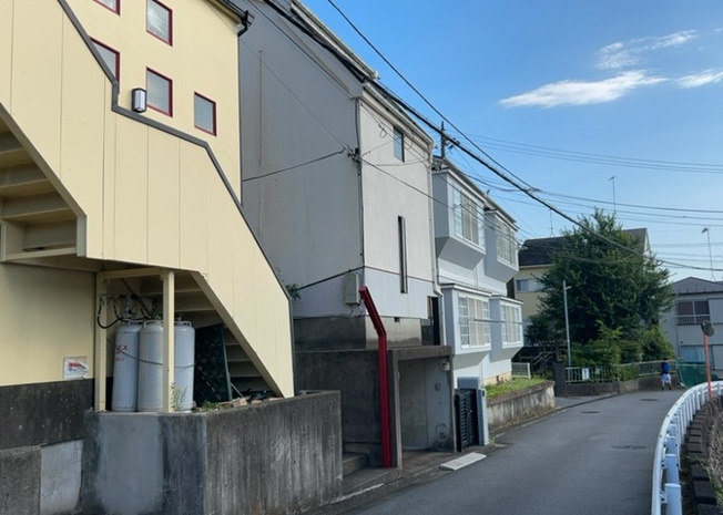 【前面道路含む現地写真】 | 住宅用の土地では前面道路に2m以上接していなければならないと法律で定められています。しかし、お持ちの車のサイズやライフスタイルなどにより、2mでは利便が悪い場合もございますので、事前に確認しましょう。
