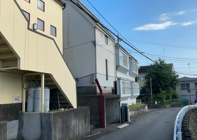 【前面道路含む現地写真】 | 道幅が広い場所は日当たりや風通が良好です。幅が広いのですれ違いも可能ですし大きな車でも駐車可能！一方で、大型車が通ることも多くなるため交通量の増加により騒音に繋がります。また土地の値段が高くなります。