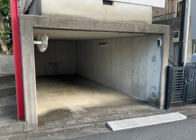 【駐車場】 | 駐車場と明記されていても、最小スペースでつくられた駐車場だと大型車は駐車できなかったり、出入りしにくくなったりする可能性があります。お車のサイズと購入したい物件の駐車場のサイズを現地で確認しましょう。