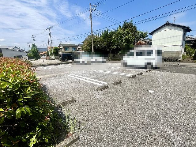 ハイツ岩郷 A棟の駐車場|カースペースがあります