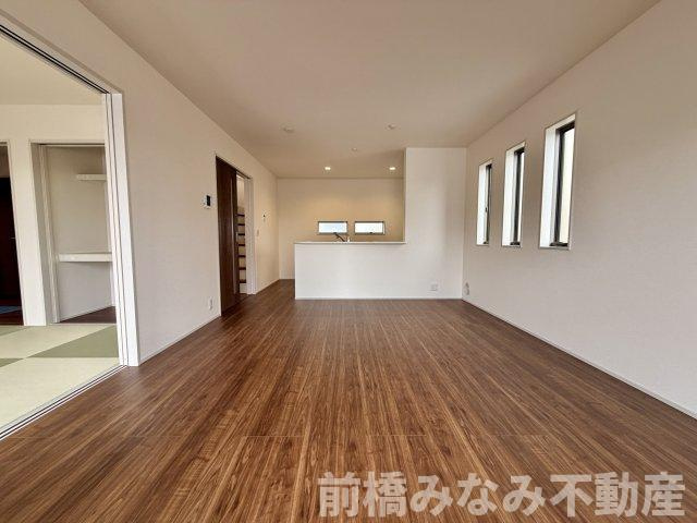 【新築】渋川市金井第１８　３号棟(全８棟)　リーブルガーデン　新築建売分譲の居間・リビング|おしゃれな居間です