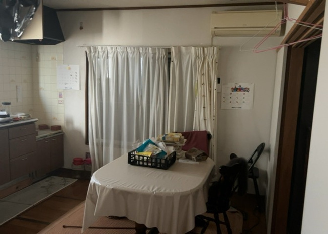 【居間・リビング】 | 直線タイプはLとDKを一直線に並べた形で対面キッチンのタイプです。一般的なのでよく見かけるかもしれません。直線タイプに似た直接アイランドタイプは、キッチンとダイニングの間に壁がない分広く感じられます。