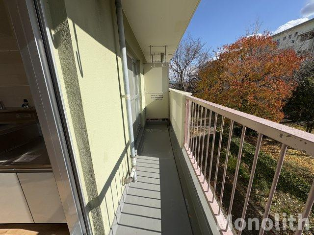 鶴山台32号棟のバルコニー