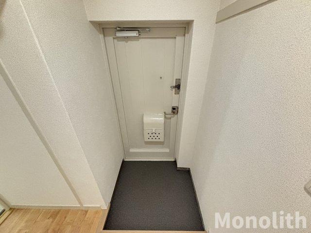 鶴山台32号棟の玄関