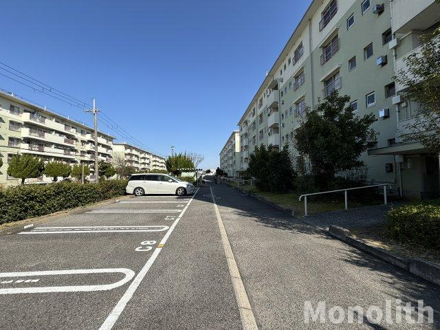 鶴山台32号棟の駐車場