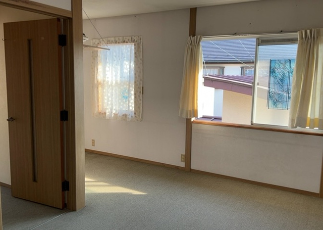 【洋室】 | 洋室のメリットは重い家具が置きやすく、身の回りが整理しやすいことです。 床がフローリングのため畳とは異なり凹みにくいです。 クローゼットなど収納が豊富で、普段使わない旅行カバンや服の整頓も簡単にです。