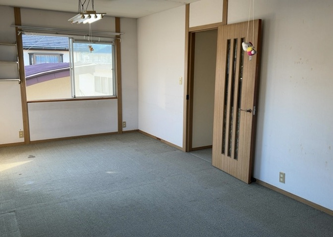 【寝室】 | 寝室でゆっくりと過ごすためにはベッド周りの適度な空間を担保することや窓の位置、照明の明るさ、寝室の広さなどを考える必要があります。自身や家族の構成とライフスタイルに併せて寝室にする部屋を選びましょう！