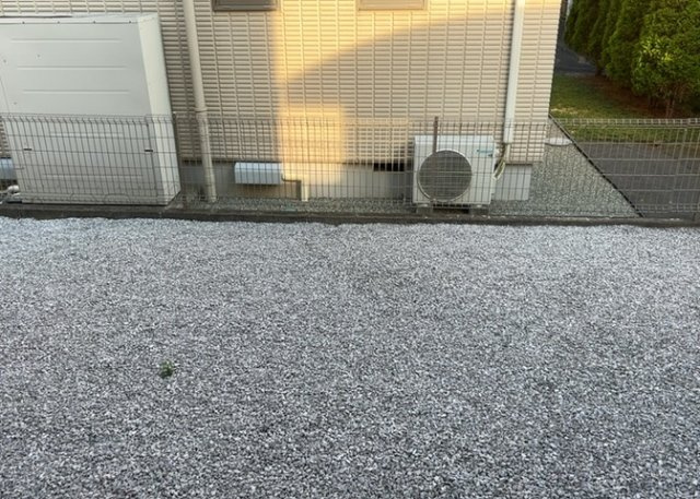 【バルコニー】 | バルコニーは、室外の専用スペースのうち、「屋根がなく開放された空間」であるものを指します。ベランダより広いタイプのものが多く、日当たりもよいため家庭菜園などを楽しみたい人にとって適した環境となります。