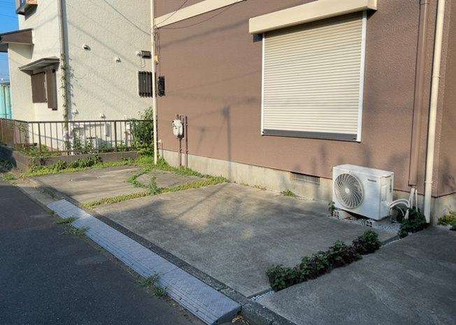 【駐車場】 | 駐車場と明記されていても、最小スペースでつくられた駐車場だと大型車は駐車できなかったり、出入りしにくくなったりする可能性があります。お車のサイズと購入したい物件の駐車場のサイズを現地で確認しましょう。