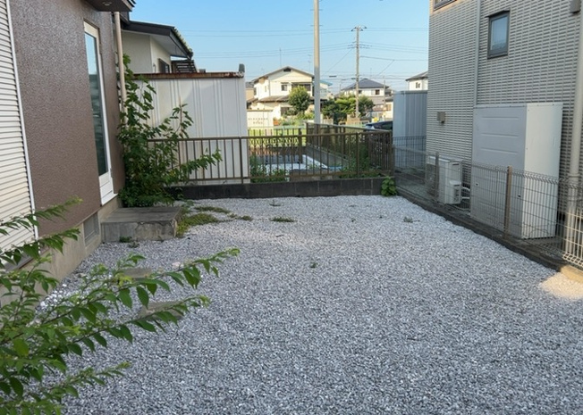 【庭】 | 庭があることでガーデニングや家庭菜園はもちろん、こどもの遊び場やペットを放して遊ぶことができます。また、家の周囲に余裕があるということです。隣地との間があれば、十分な日当たりと、風通しが確保できます。