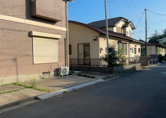 【前面道路含む現地写真】 | 住宅用の土地では前面道路に2m以上接していなければならないと法律で定められています。しかし、お持ちの車のサイズやライフスタイルなどにより、2mでは利便が悪い場合もございますので、事前に確認しましょう。