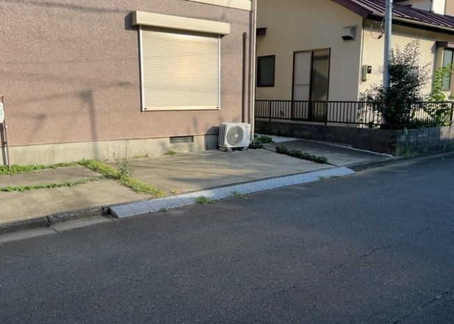 【前面道路含む現地写真】 | お持ちの車種によっては前面道路が広い方が便利でしょう。しかし、前面道路が広ければその分交通量が多くなるため、騒音などが気になる場合があります。実際に現地を見学し、周辺交通量や騒音などを確認しましょう！