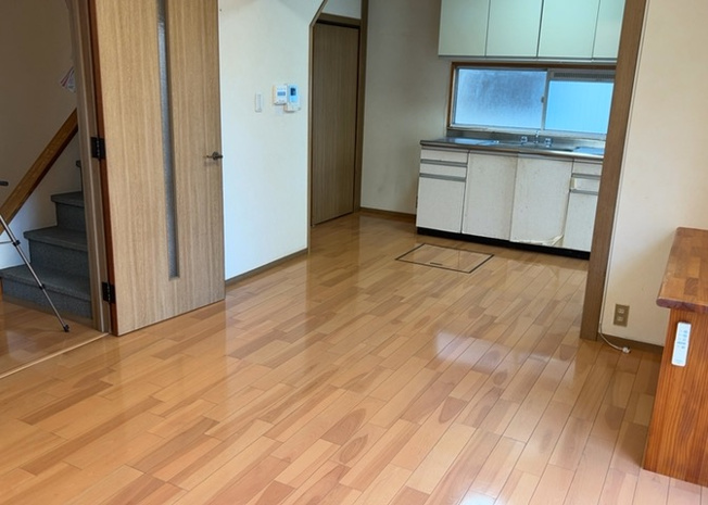 【居間・リビング】 | L型アイランドタイプは、キッチンからダイニングにもリビングにも目が行き届くので、とても使いやすい配置です。L字型独立タイプは、キッチンを独立させてるためLDKというよりもLDといった様なイメージです。
