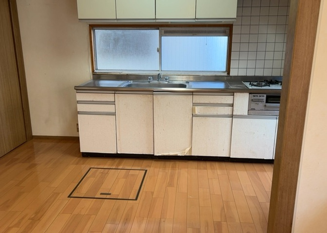 【キッチン】 | ダイニングとキッチンの間を扉や壁などで仕切らず、一体化させた間取りです。キッチンカウンターがついている物件ならば、食事をキッチンカウンターで取ることで、ダイニングスペースをリビングとして使用できます。