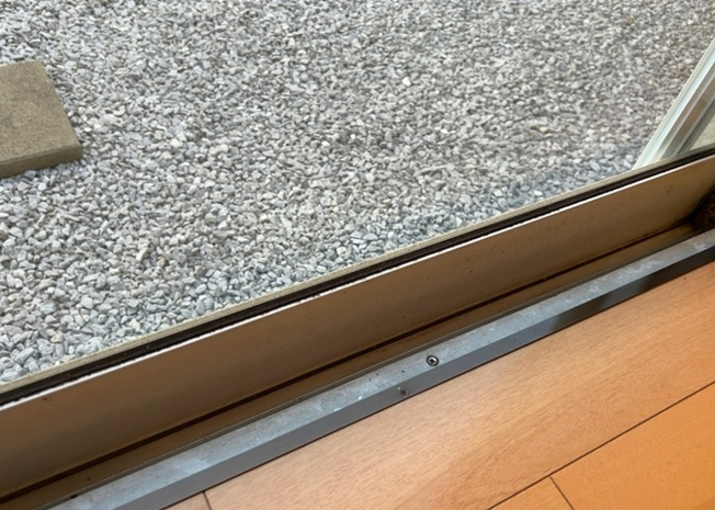 【内装】 | サッシは、ガラス窓に使用される金属製の窓枠です。一般的に住宅建築では、金属製建具工事の段階でガラス類・玄関などと同時に設置されます。種類や構造により断熱性能や遮音性能が異なるので現地でご確認ください。