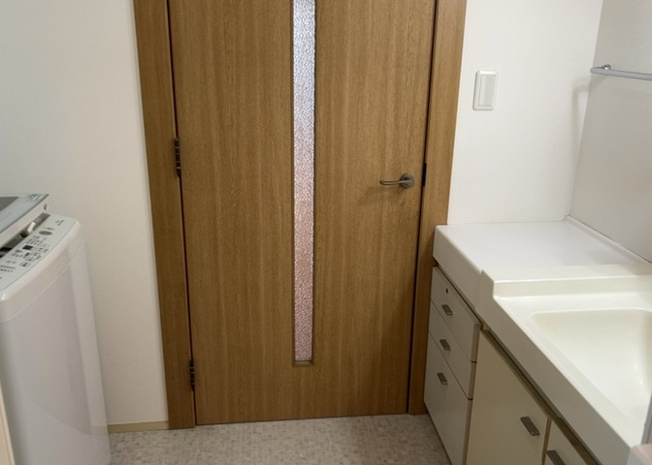【脱衣所】 | 多くの戸建て住宅で見かける洗面脱衣所は、洗面台と洗濯機が2畳ほどのスペースに並べられていて、洗面所が脱衣所を兼ね備えている間取りが一般的です。お客様が利用することもある、パブリックな空間でもあります。